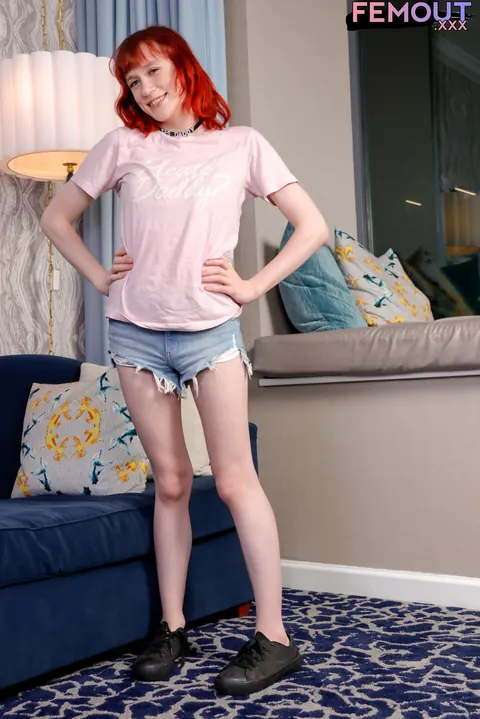 Redhead Trans Woman Strips Nude and Poses Her Body – photo 4 of 16