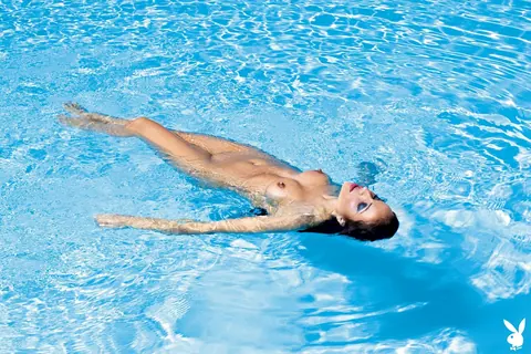 Woman Strips Nude and Turns to Flaunt Her Body – photo 15 of 15