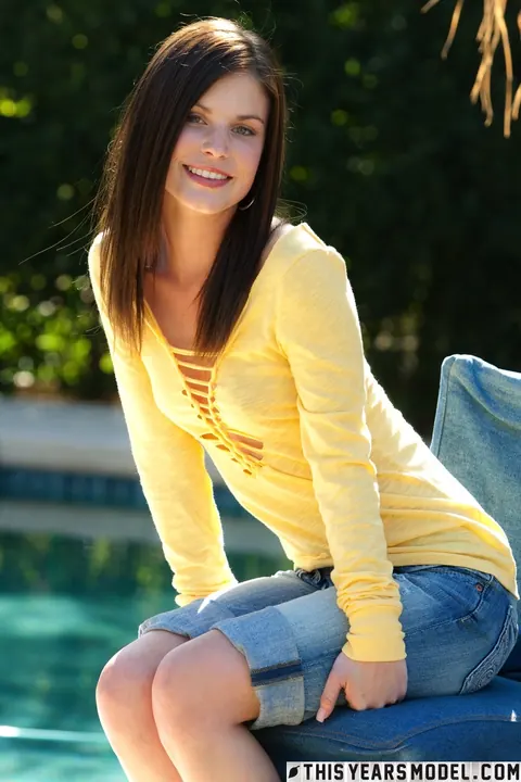 Candy Nichole: PAWG Brunette Strips Out of Her Jeans Outdoors – photo 3 of 15
