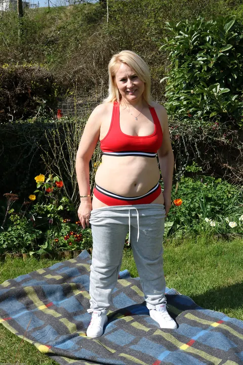 Curvy MILF Strips and Poses Nude – photo 4 of 21