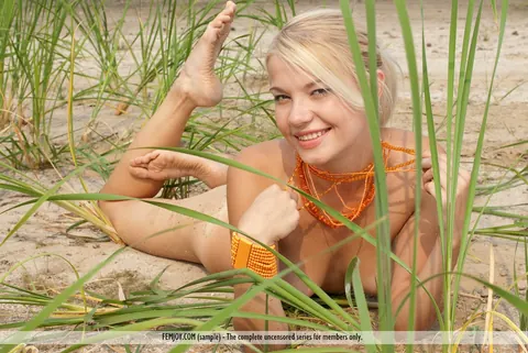 Blonde Shows Off Her Perky Tits and Spreads Her Legs on a Beach Dune – photo 14 of 16