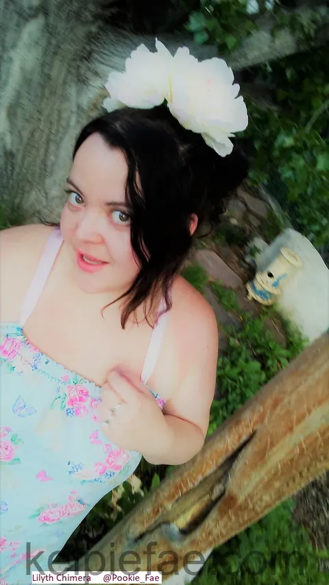 Brunette BBW Poses Outdoors in a Selfie – photo 9 of 15