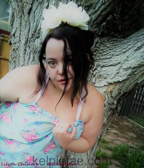 Brunette BBW Poses Outdoors in a Selfie – photo 12 of 15