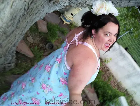 Brunette BBW Poses Outdoors in a Selfie – photo 15 of 15