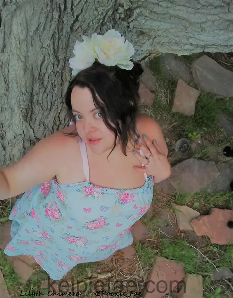 Brunette BBW Poses Outdoors in a Selfie – photo 14 of 15