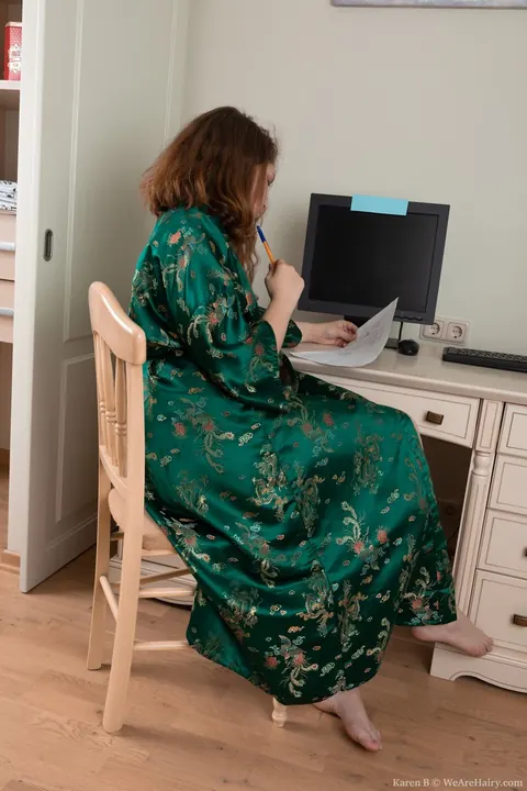 PAWG with Short Hair Spreads Her Hairy Pussy – photo 1 of 21
