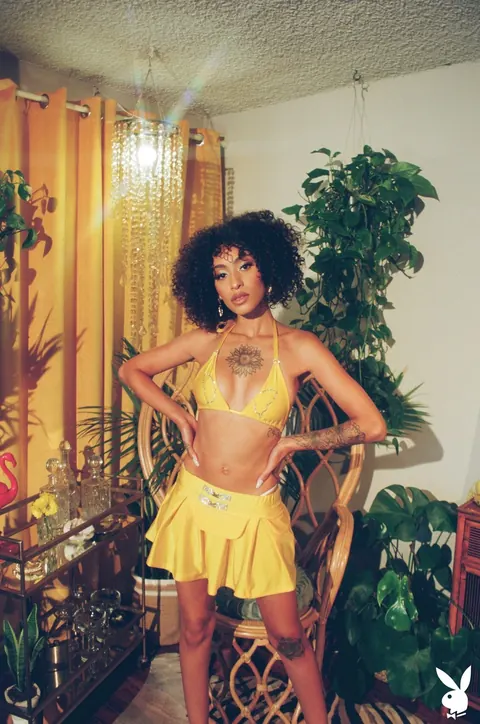 Curly Woman Strips Nude and Flaunts Her Tattoos – photo 1 of 21