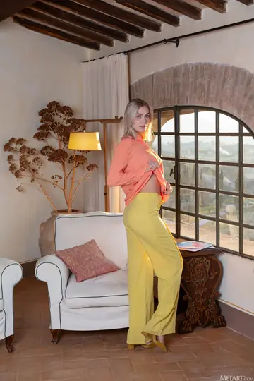 Lana Lane – Tall British Blonde Poses Nude in Her Heels