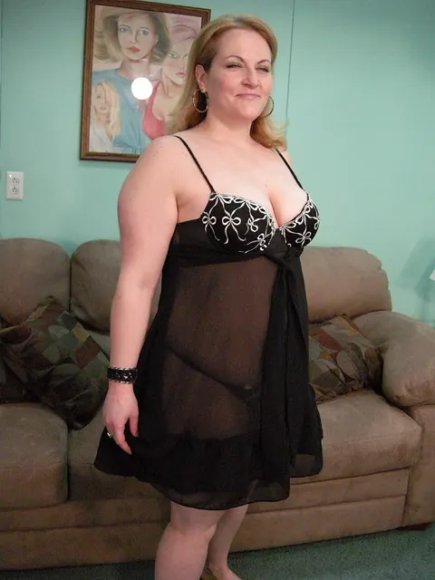 BBW MILF Fingers and Toys Her Pussy Wide – photo 1 of 20