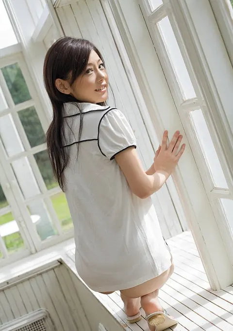 Takami Hou: Petite Japanese MILF Models a Bikini and Shorts – photo 10 of 16