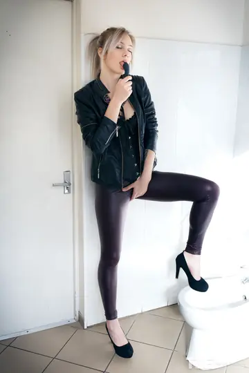 Blonde PAWG Pulls Down Her Leather Yoga Pants to Masturbate and Spread