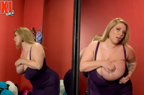Renee Ross: Blonde BBW MILF Strips Off Her Lingerie and Fucks a Dildo – photo 2 of 16