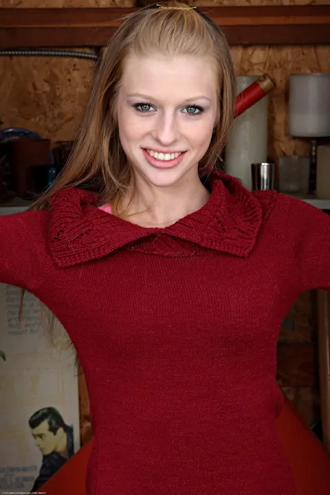 Avril Hall: Skinny Blonde Shows Her Small Natural Tits – photo 4 of 21