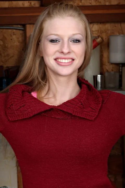 Avril Hall: Skinny Blonde Shows Her Small Natural Tits – photo 5 of 21