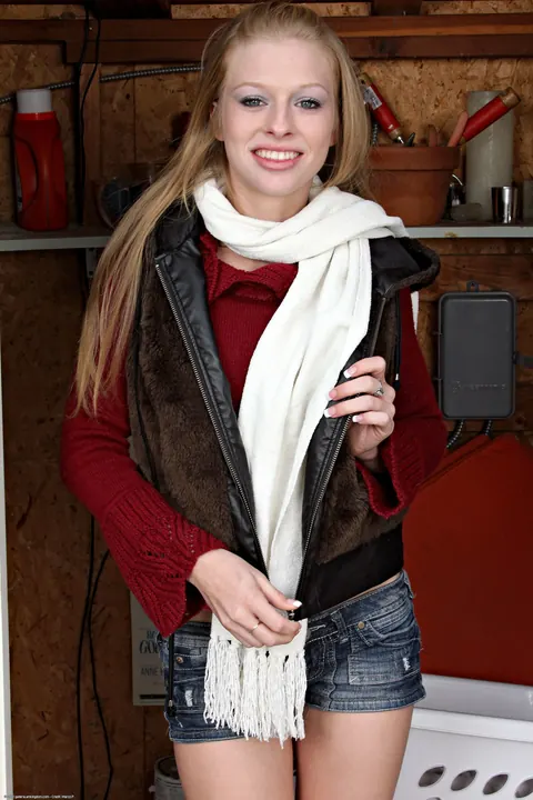 Avril Hall: Skinny Blonde Shows Her Small Natural Tits – photo 2 of 21