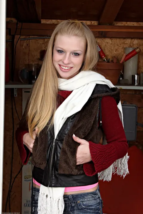 Avril Hall: Skinny Blonde Shows Her Small Natural Tits – photo 1 of 21
