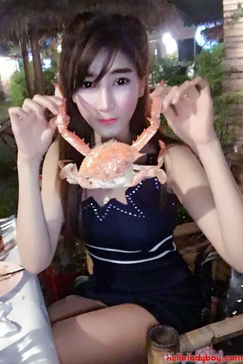 Asian Trans Woman Strips Nude and Poses Outdoors – photo 21 of 21
