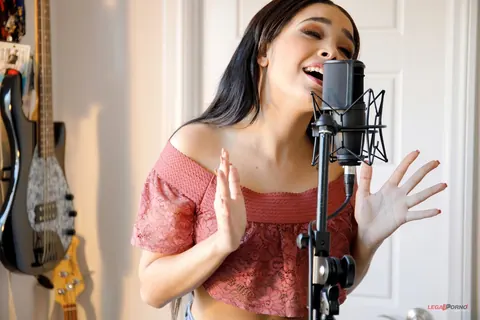 Aaliyah Hadid: Slim Ebony Brunette Takes Anal and a Cumshot – photo 3 of 21