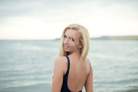 Blonde PAWG Poses in a Bikini on the Beach – photo 1 of 15