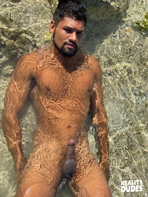 Two Men Kiss and Fuck Bareback Outdoors Before Cum Finish – photo 6 of 13