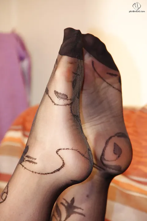 Curly Blonde Shows Off Her Pantyhose and Heels – photo 3 of 16