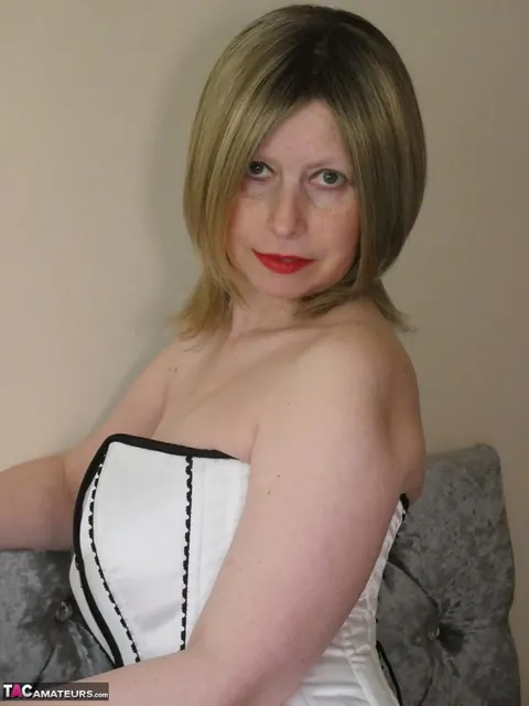 Posh Sophia: Blonde British PAWG in a Corset and Boots Spreads Her Shaved Pussy – photo 17 of 18