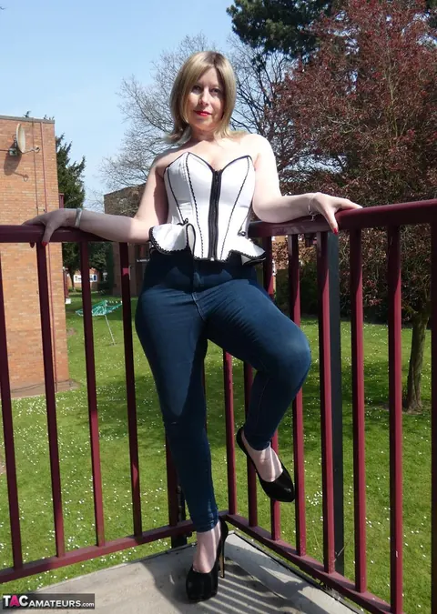 Posh Sophia: Blonde British PAWG in a Corset and Boots Spreads Her Shaved Pussy – photo 3 of 18