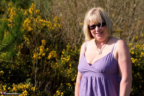 Blonde BBW Strips Out of Her Bikini in the Garden – photo 3 of 16