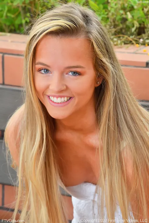 Mandy Summers: Petite Blonde Spreads Her Pussy in Public – photo 13 of 20