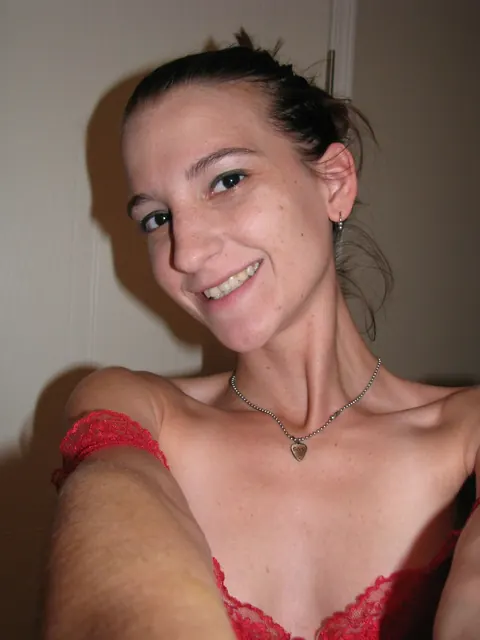 Brunette Amateur Strips Off Her Lingerie in Selfie – photo 8 of 20