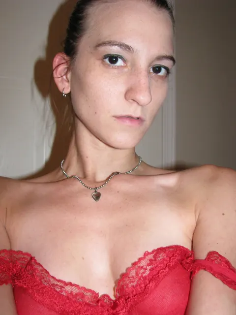 Brunette Amateur Strips Off Her Lingerie in Selfie – photo 7 of 20