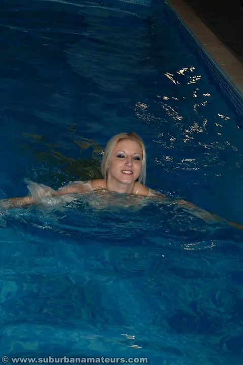 Sarah Wright: Slim British MILF Toys Herself by the Outdoor Pool – photo 5 of 21