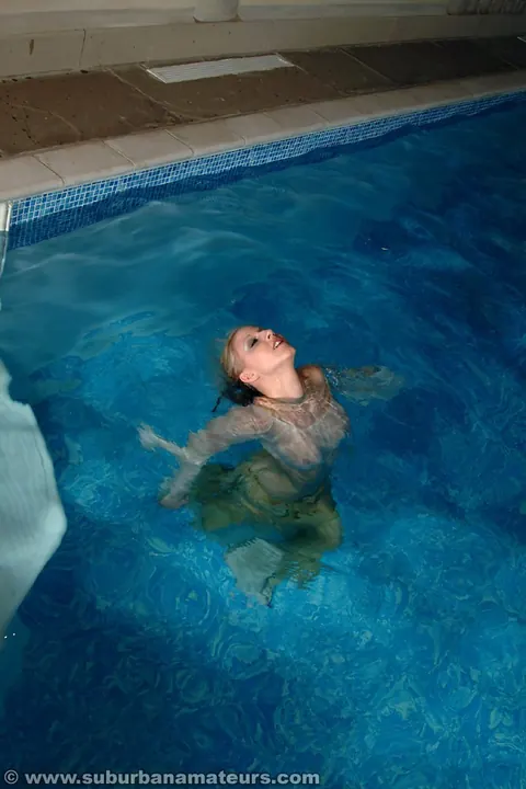 Sarah Wright: Slim British MILF Toys Herself by the Outdoor Pool – photo 7 of 21
