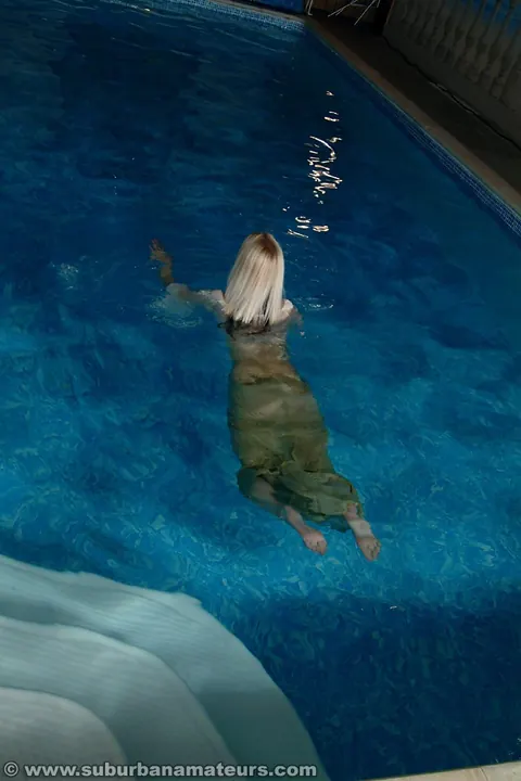 Sarah Wright: Slim British MILF Toys Herself by the Outdoor Pool – photo 4 of 21