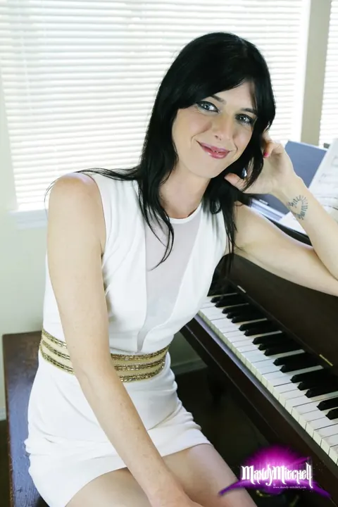 Trans Woman Strips and Poses in Photo Set – photo 3 of 14