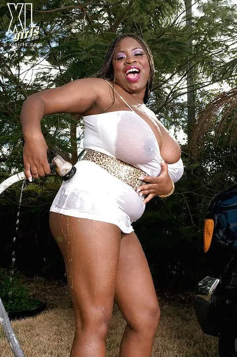 Mianna Thomas: Thick Ebony Brunette Strips Out of Her Skirt Outdoors – photo 8 of 16
