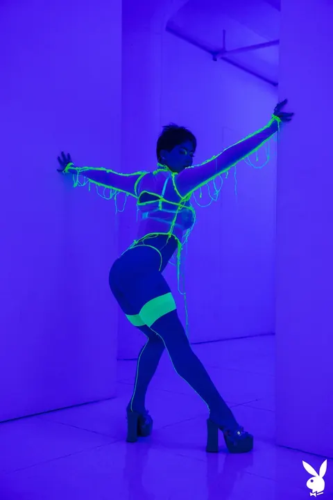 Mia Valentine: Tall Blonde with Short Hair Poses in a Fluorescent Outfit – photo 5 of 21