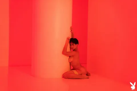 Mia Valentine: Tall Blonde with Short Hair Poses in a Fluorescent Outfit – photo 15 of 21