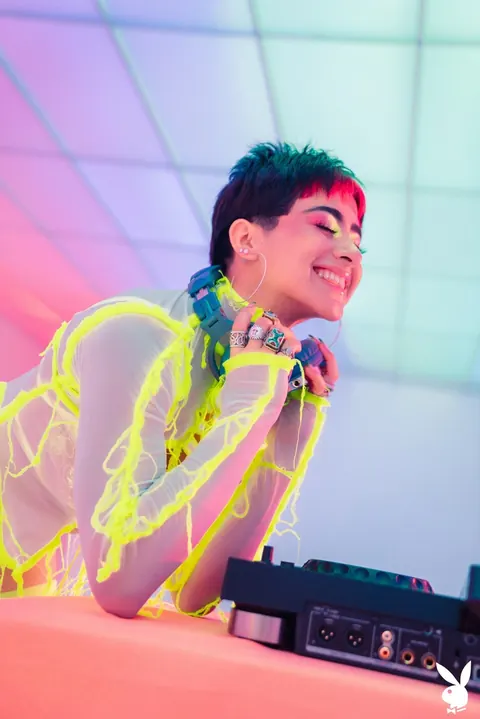 Mia Valentine: Tall Blonde with Short Hair Poses in a Fluorescent Outfit – photo 3 of 21