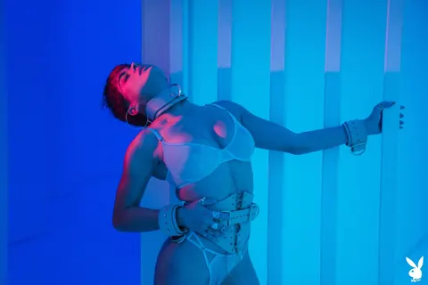 Mia Valentine: Tall Blonde with Short Hair Poses in a Fluorescent Outfit – photo 8 of 21