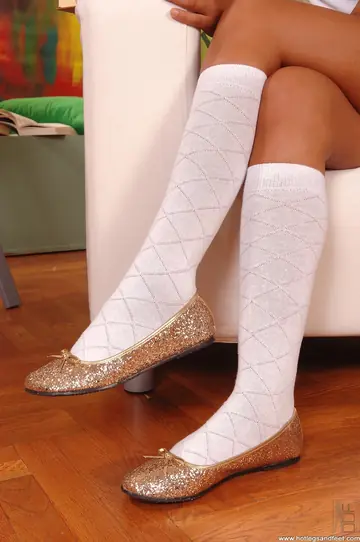 Malorie Marx – Brunettes Kiss and Spread While Showing Their Feet