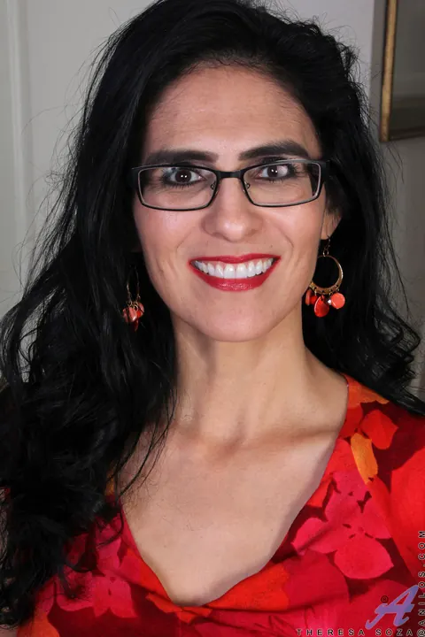 Theresa Soza: MILF in Glasses Spreads Her Shaved Pussy – photo 1 of 21