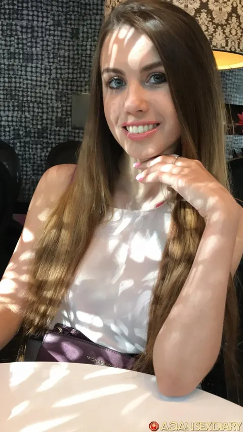 Elle Rose: Tall Slim Brunette Spreads and Fucks in a Hotel Room – photo 2 of 21