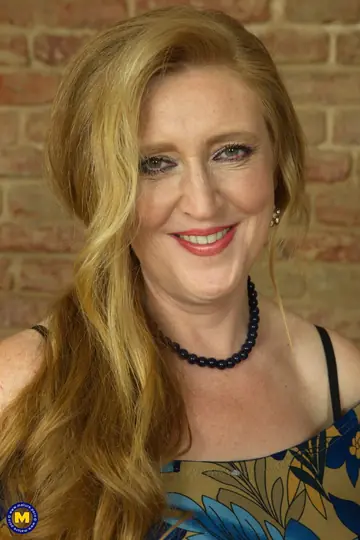 Ginger Mi – Curvy Redhead MILF Fucks a Toy in Stockings