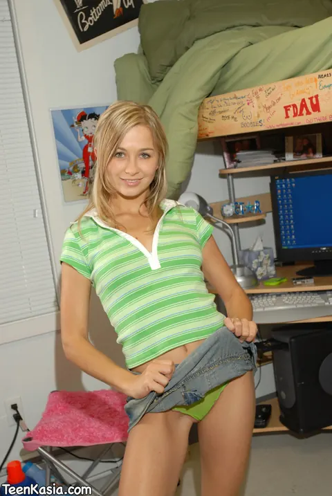Blonde PAWG in Socks Spreads Her Cheeks and Shows Her Ass – photo 9 of 15