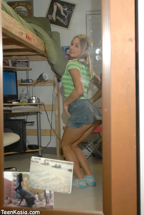 Blonde PAWG in Socks Spreads Her Cheeks and Shows Her Ass – photo 11 of 15