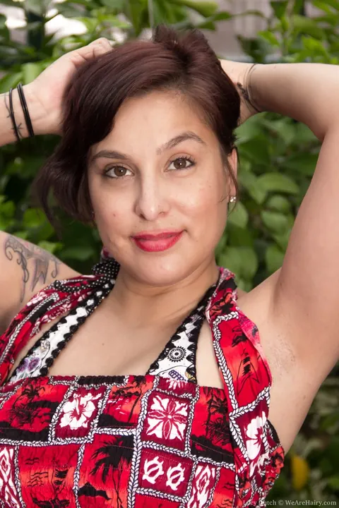 Betty Green: Thick Tattooed Brunette Spreads Her Hairy Pussy by the Pool – photo 1 of 21