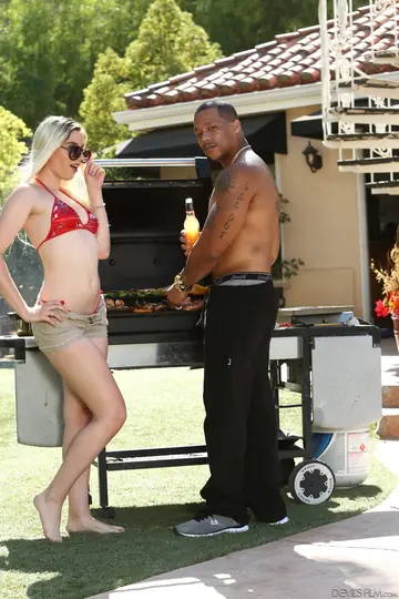 Niki Snow – Blonde in a Bikini and Glasses Gives a Blowjob and Rides Cowgirl Outdoors