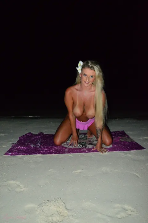 Lycia Sharyl: Curvy British Blonde Strips Out of Her Bikini on the Beach at Night – photo 4 of 12