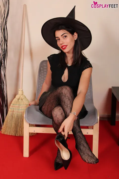 Brunette in Witch Costume and Pantyhose Shows Off Her Toes – photo 4 of 10